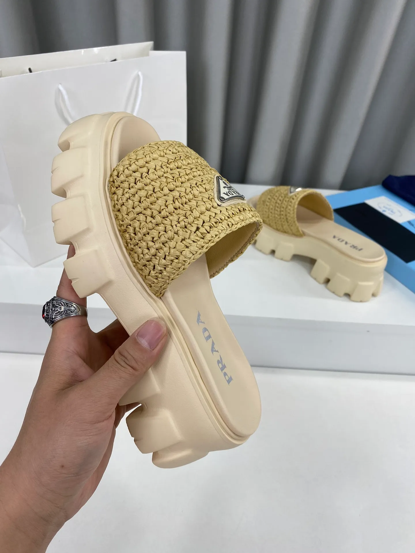 💕💕Factory direct selling price p460💕💕 Prada's latest tooth-woven thick-soled triangle buckle slippers☑️ Latest environmentally friendly PP material, fully handmade crochet, just like knitting sweaters, slow work and meticulous work, retro fashionable thick-soled shoes, with rubber uppers, making the whole pair of shoes light and comfortable. Bright colors, a variety of choices to meet the needs of fashionable people with different styles! The iconic metal triangle logo is paired with the shape of ancient beach slippers. Every design element is fashionable! Size: Women's 35-39 (34, 40, custom-made, non-returnable) Full set of counter original packaging